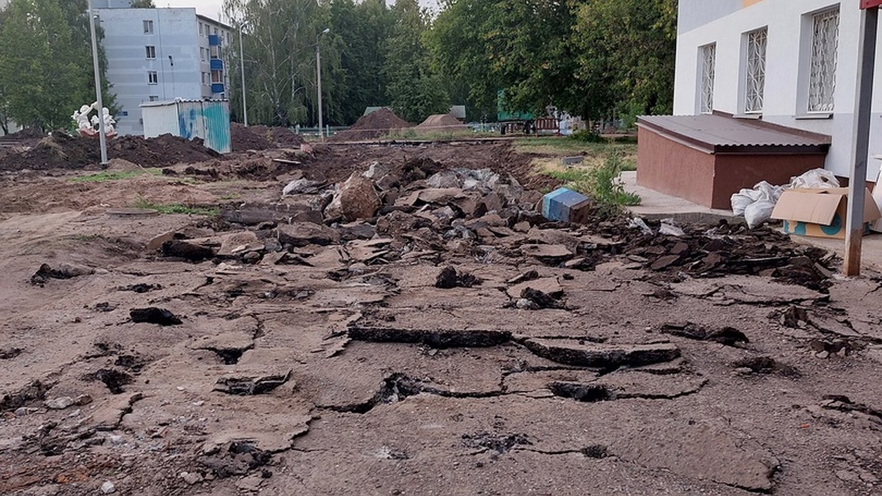 Главная картинка новости: «Невозможно пройти, а мусор лежит месяца два, и никто не убирает»