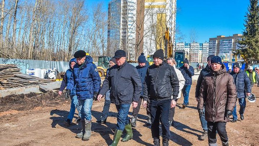 Главная картинка новости: «Эта школа нам очень нужна»: Магдеев ознакомился с ходом строительства школы в Замелекесье