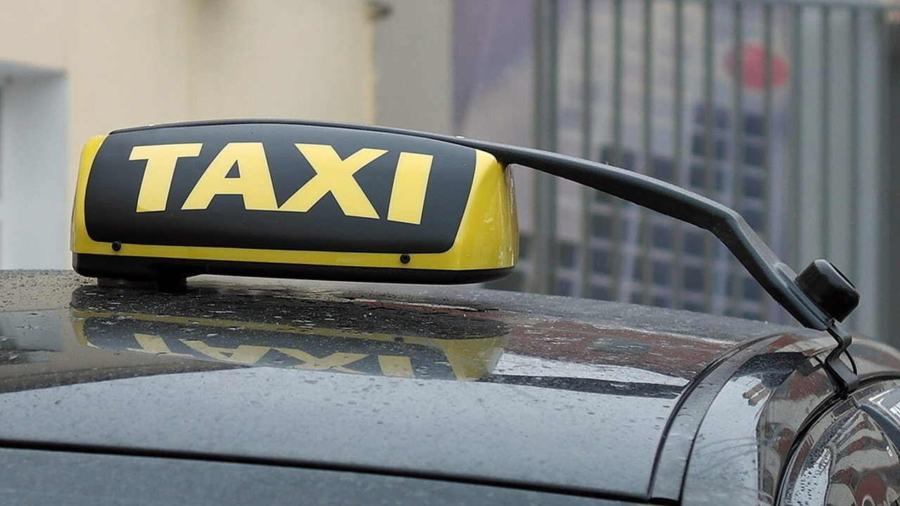 Главная картинка новости: В Челнах пассажир доехал от отеля до ж/д вокзала за 28 тыс. рублей