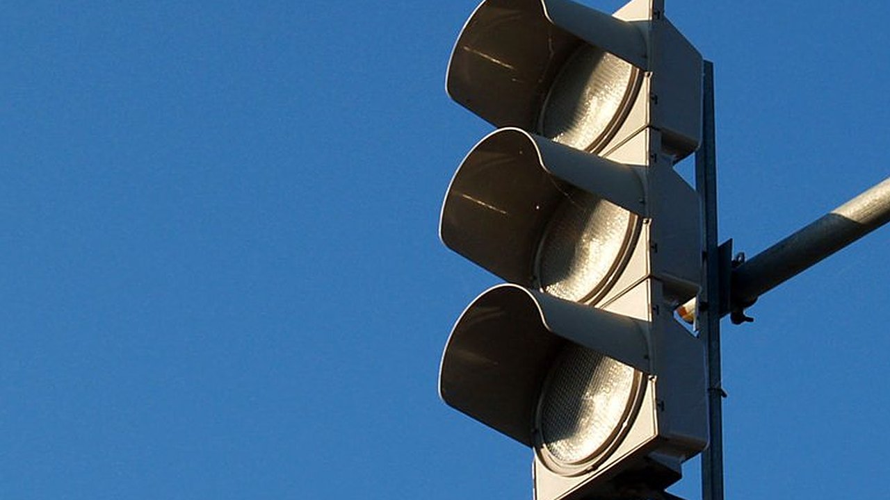 Главная картинка новости: Какой светофор отключат завтра в Челнах?