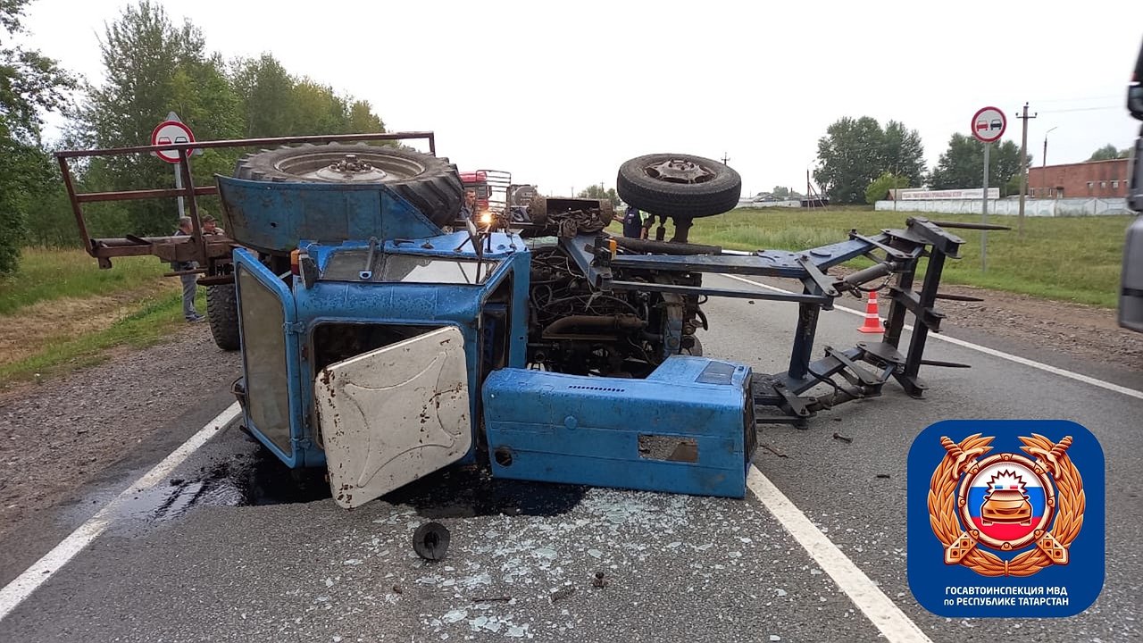 Главная картинка новости: Под Нижнекамском Ford Focus столкнулся с трактором (фото)