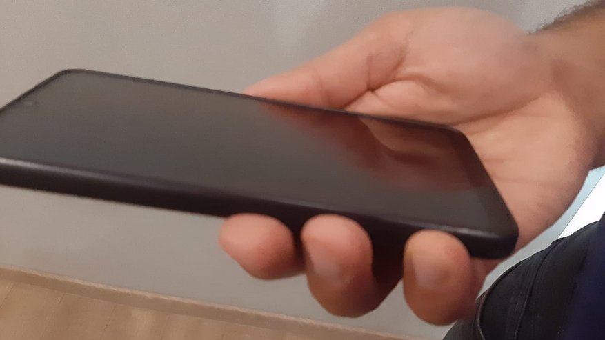 Главная картинка новости: Сыграл на наивности: челнинец попросил у прохожего телефон, чтобы позвонить, и сбежал