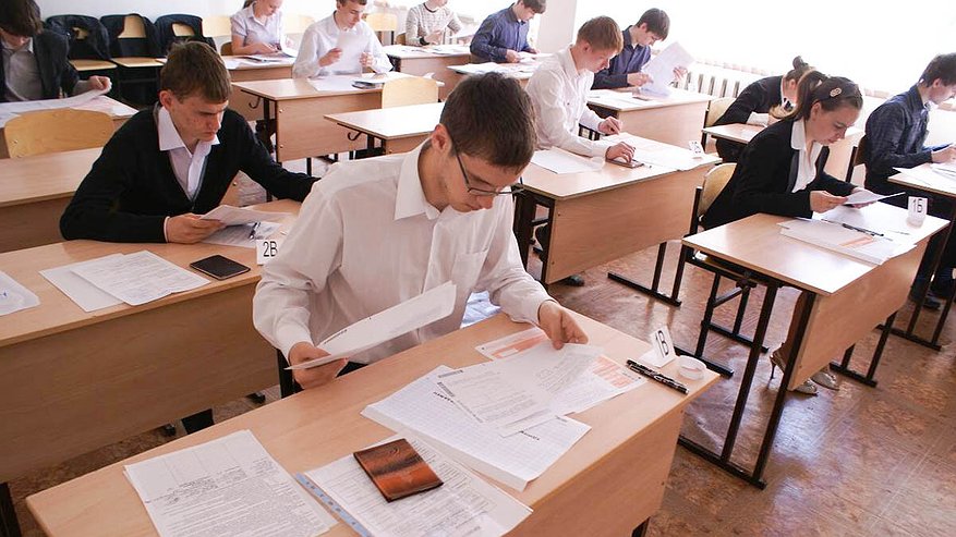 Главная картинка новости: Челнинские школьники чаще выбирают обществознание, физику, биологию, информатику