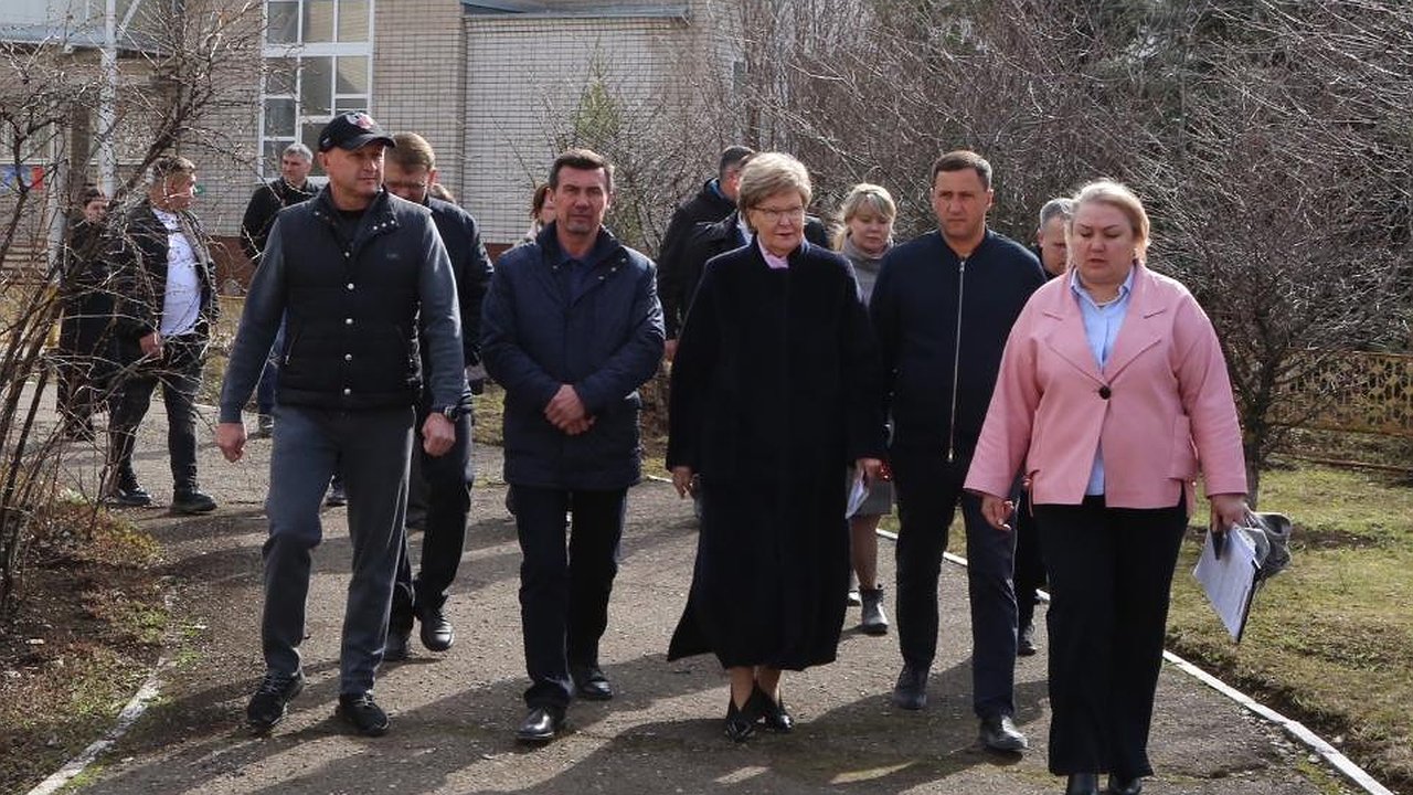 Главная картинка новости: Депутат Госдумы Татьяна Ларионова проверила ход ремонта школы №88 в Челнах