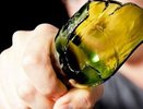 Под парами алкоголя: поссорившись, челнинец ударил друга стеклянной бутылкой 