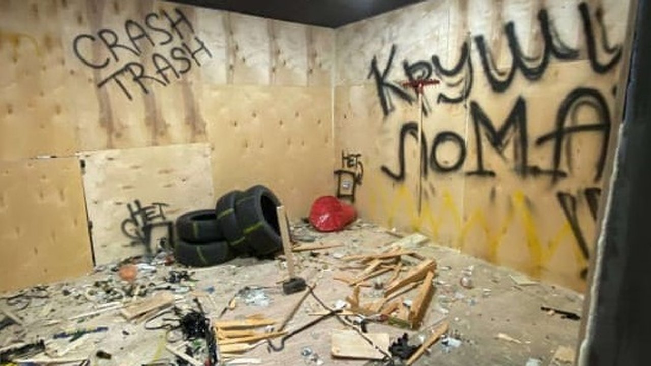Главная картинка новости: В Челнах появилась комната, где за деньги можно бить посуду, бросать бутылки в фотку начальника