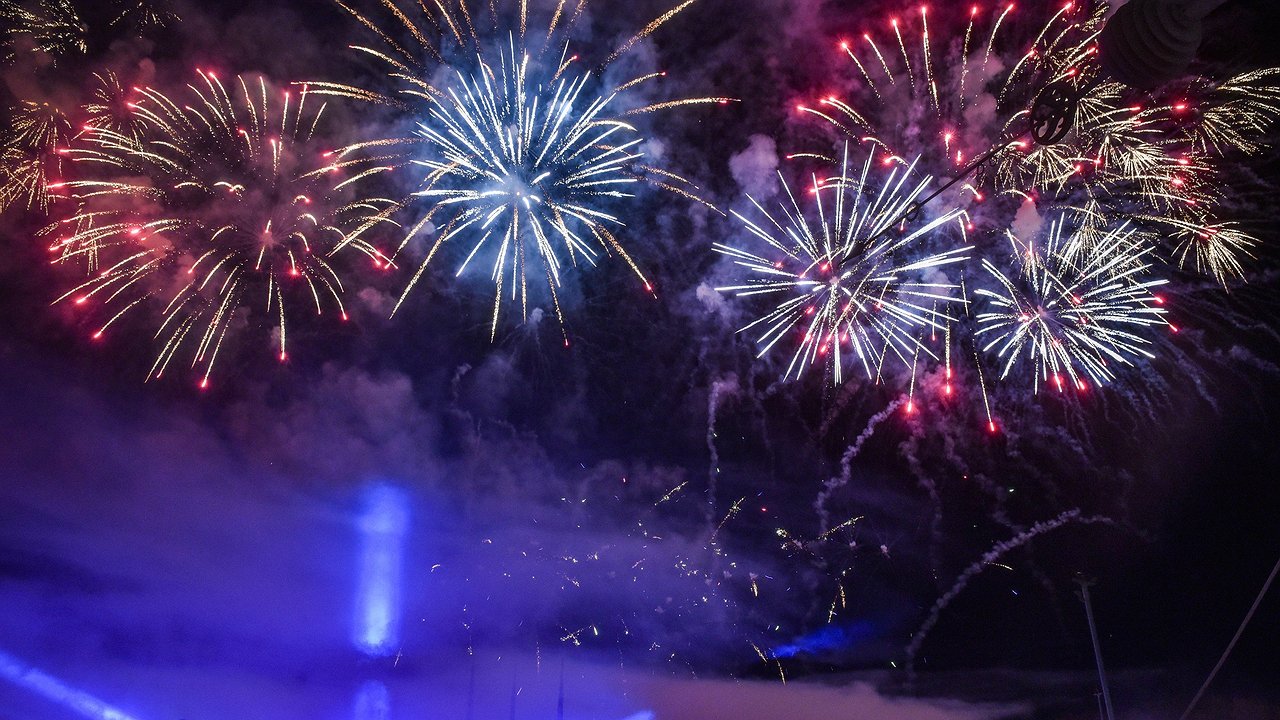 Главная картинка новости: «Не проще пацанам на фронт отправить деньги, чем на салют тратить?!»