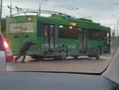 «Татарский халк» в одиночку толкает автобус