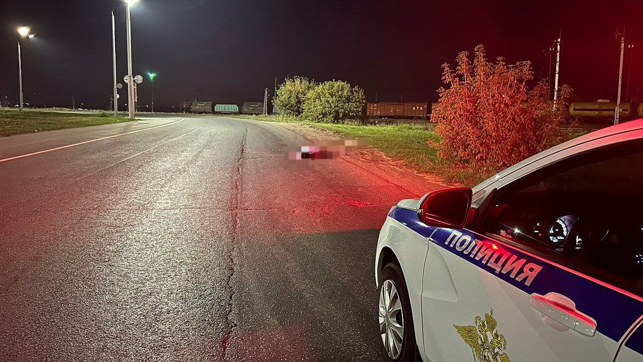 Главная картинка новости: В Челнах фура переехала лежащего на дороге пешехода