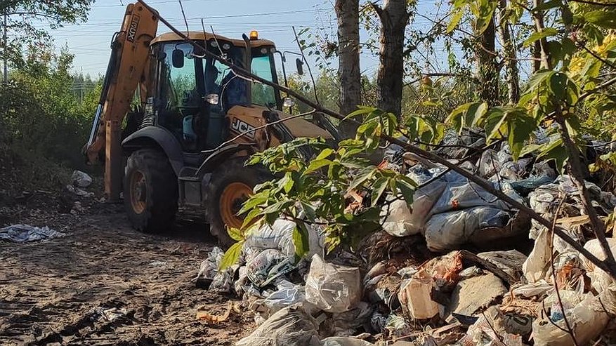 Главная картинка новости: 19 грузовиков с мусором вывезли с незаконной свалки в Челнах