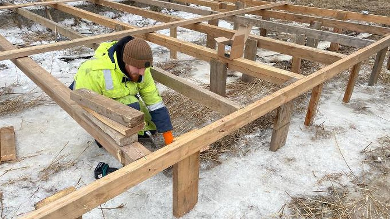 Главная картинка новости: В Челнах начали строить купель для крещенских купаний