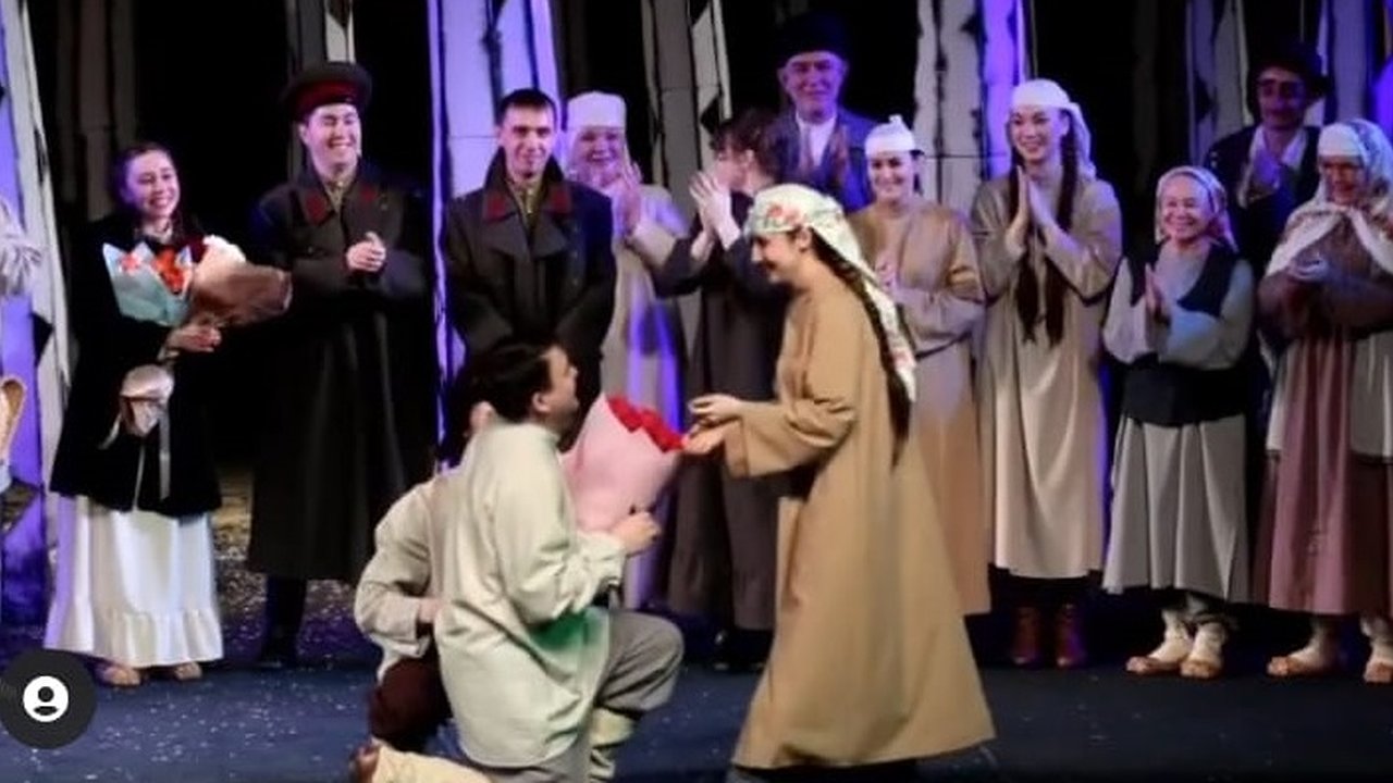 Главная картинка новости: В Челнах актер татарского драмтеатра сделала предложение прямо на сцене