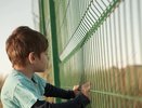 Перелом ноги: в Татарстане в парке на 13-летнего мальчика упал забор