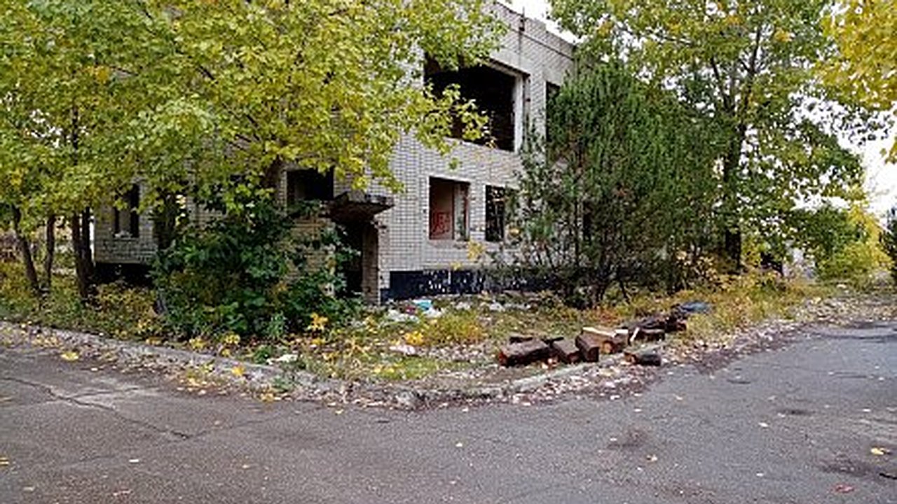Главная картинка новости: Пединститут просит властей обратить внимание на заброшенное здание