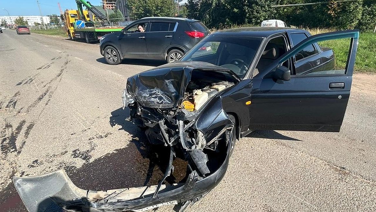 Главная картинка новости: В Челнах пьяный водитель LADA Priora учинил ДТП