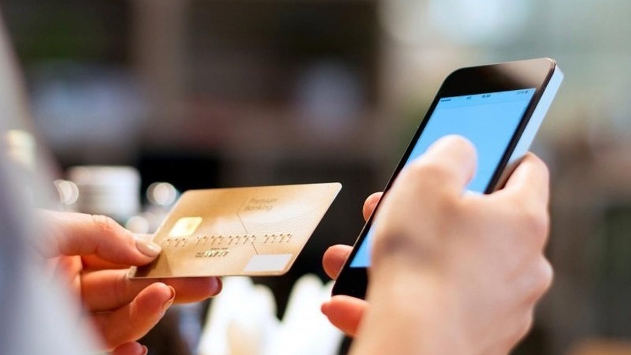 Главная картинка новости: Челнинцам будут перечислять зарплату по номеру телефона