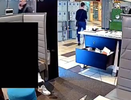 Из магазина подростки украли телефоны, пока продавец «прыгала на парне»