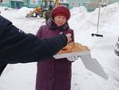 ТОС пекут пироги, жильцы убирают снег