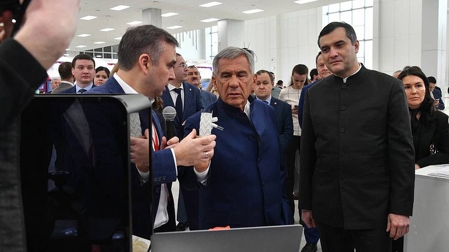 Главная картинка новости: Мухамадеев показал Минниханову, как в БСМП использую 3D печать