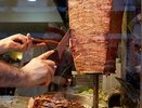 Девять из десяти россиян считают опасной уличную еду и продолжают её покупать