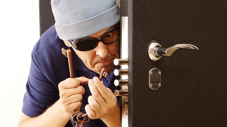 Главная картинка новости: Челнинец тайно проникал в офисы и крал вещи