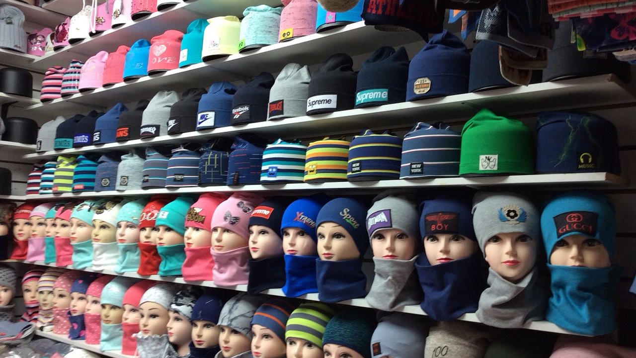 Главная картинка новости: В Челнах полицейские изъяли у продавца шапку с изображением марихуаны