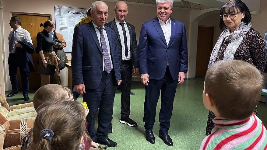 Главная картинка новости: Магдеев перечислил в Фонд помощи переселенцам с Донбасса 50 тыс. рублей 
