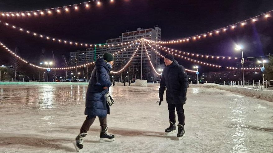 Главная картинка новости: Каток на площади Азатлык в Челнах возобновил работу