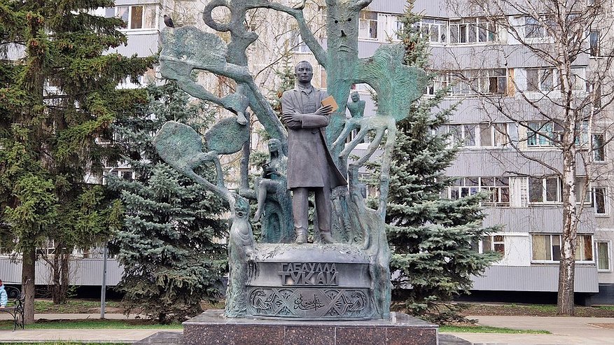 Главная картинка новости: День родного языка: Тукаевские места Челнов (фото)
