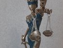 Не отводит в садик, не покупает одежду, еду, не платит за кружки
