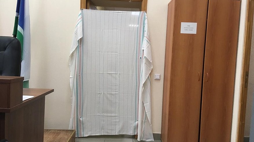 Главная картинка новости: Тайного свидетеля на суде скрыли простыней, а голос пообещали изменить с помощью ведра