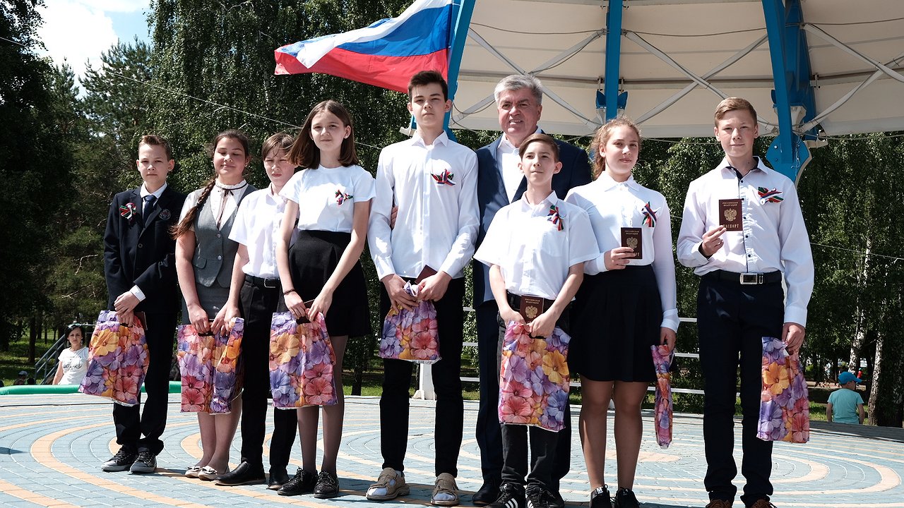 Главная картинка новости: Вчера мэр Челнов торжественно вручил первые паспорта юным челнинцам