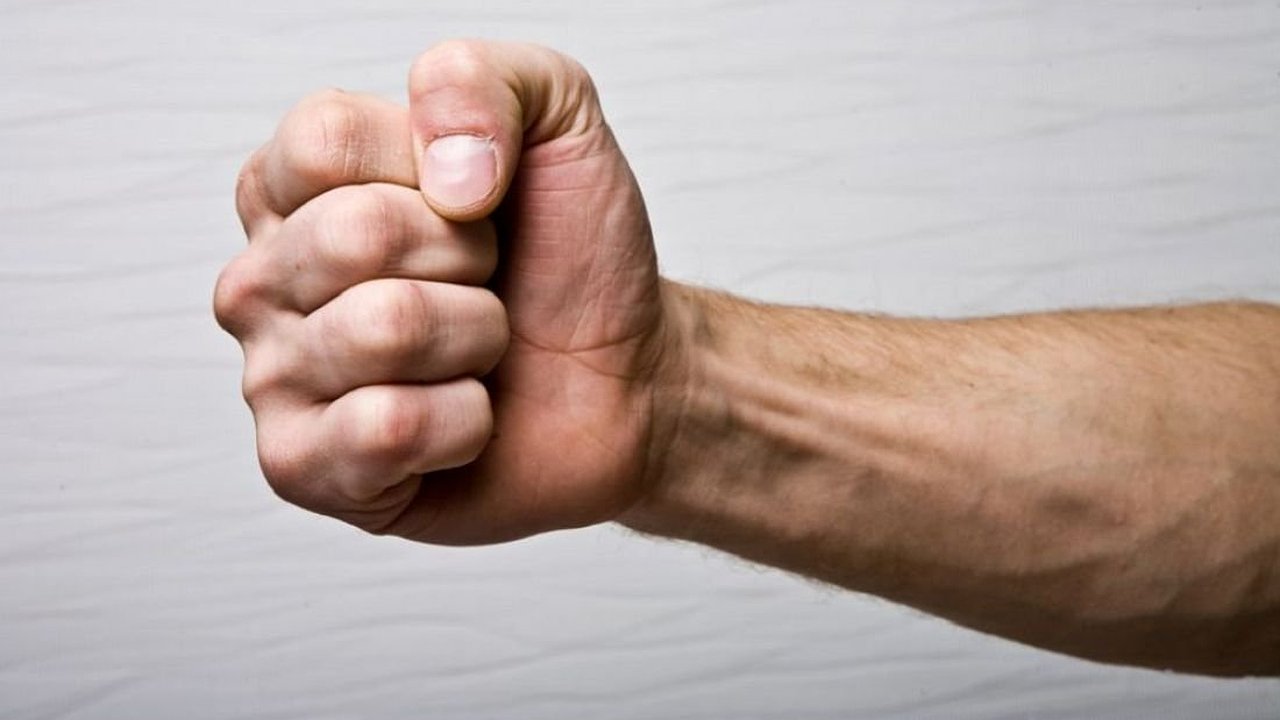 Главная картинка новости: Пьяный челнинец нанес знакомой более 30 ударов кулаком