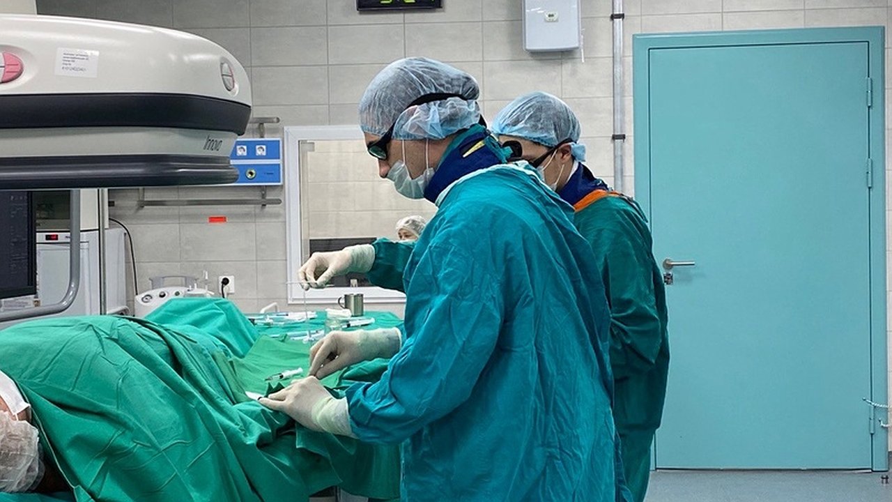 Главная картинка новости: Уникальный случай: челнинские врачи прооперировали пациента из Ижевска