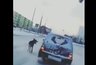 Миниатюра новости: Челнинцы засняли пса, несшегося за авто хозяина