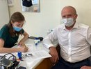 «Почему пациент во время прививки стоит?»