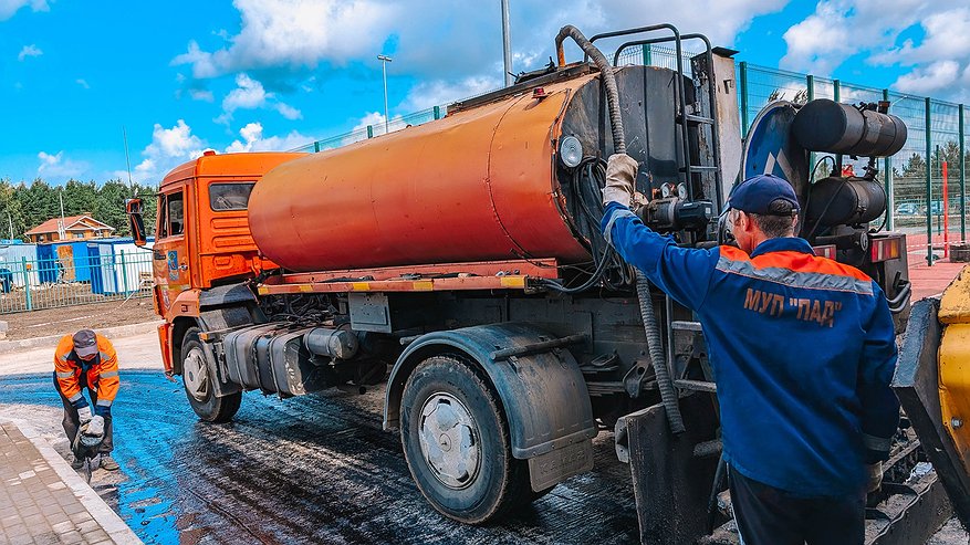 Главная картинка новости: У новой школы в 65 комплексе Челнов начали укладывать асфальт