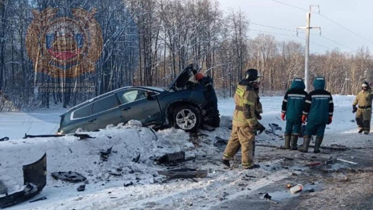 Главная картинка новости: Под Альметьевском Hyundai выехал на встречку и столкнулся с двумя легковушками – водитель погиб