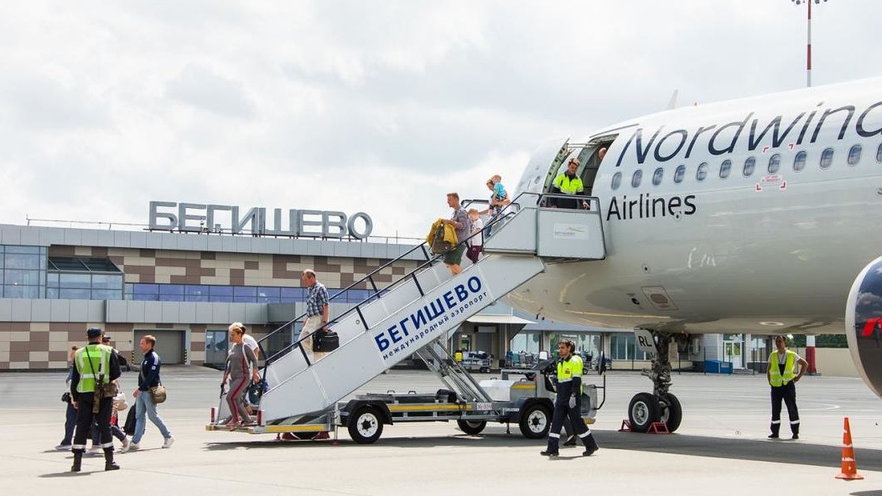Главная картинка новости: В Челнах такси отказываются вести пассажиров в аэропорт