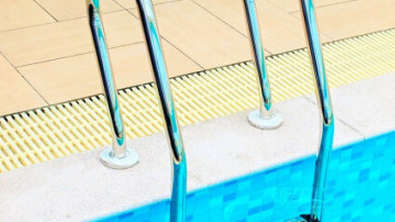 Главная картинка новости: В Татарстане мужчина умер от удара током в бассейне после прыжка в воду