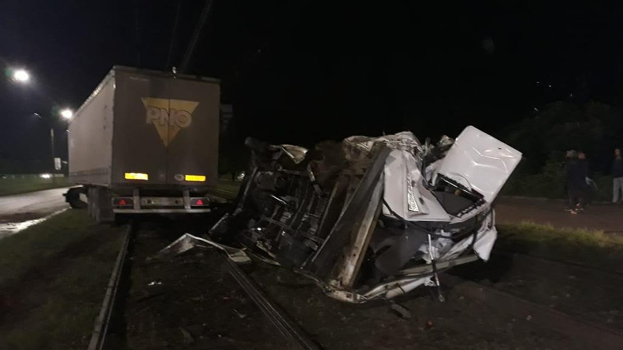 Главная картинка новости: Фура наехала на маршрутку