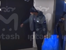 Появилось видео, как мужчины, подозреваемые в убийстве, выносят пакет из подъезда