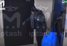 Миниатюра новости: Появилось видео, как мужчины, подозреваемые в убийстве, выносят пакет из подъезда