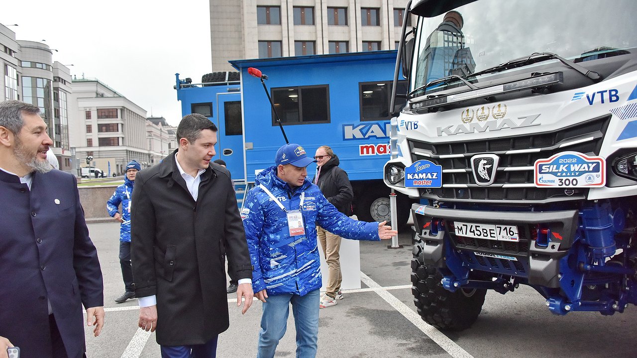 Главная картинка новости: На саммите БРИКС в Казани показали КАМАЗ и «Аурус» (фото)