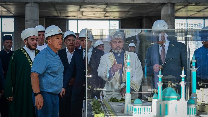 Главная картинка новости: От «Джамига» до «Нашего двора»: Рустам Минниханов посетил Челны