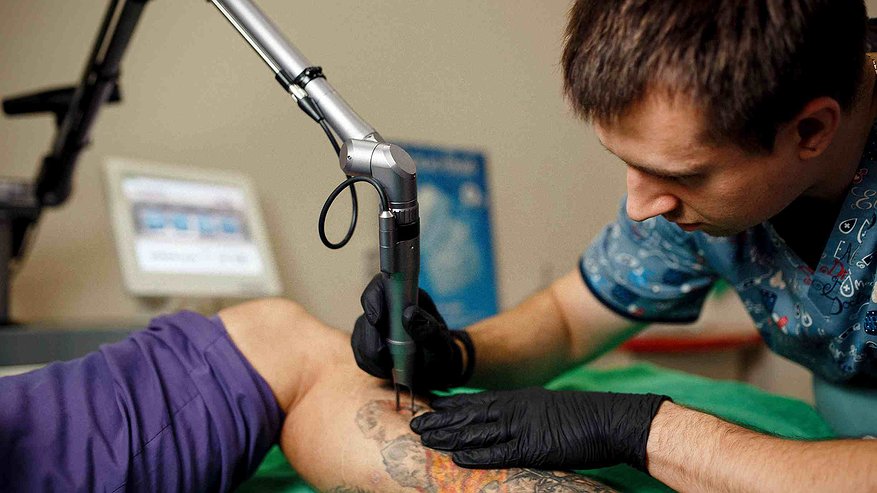 Главная картинка новости: Челнинец схлопотал штраф за татуировку на запястье 