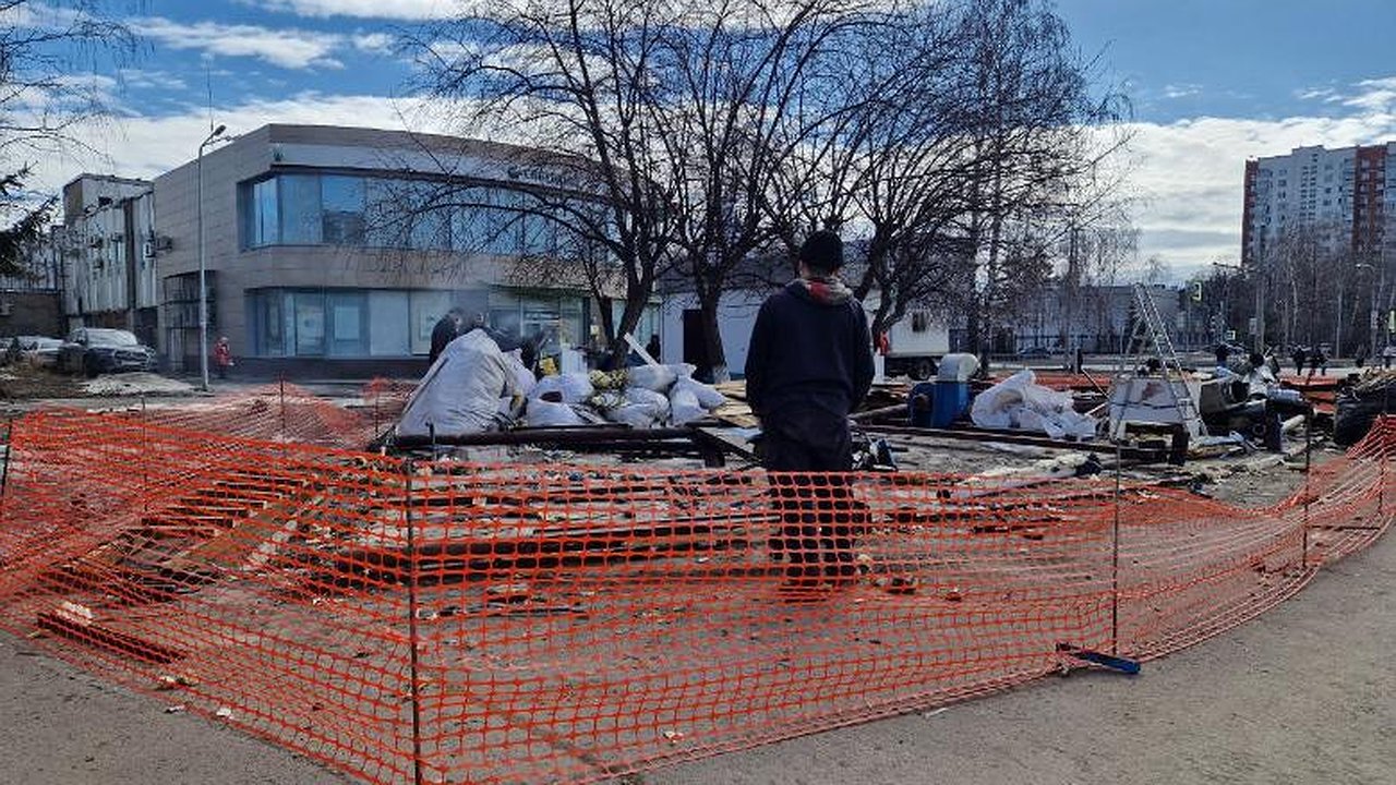 Главная картинка новости: На автобусной остановке в Челнах снесли торговый павильон (фото)