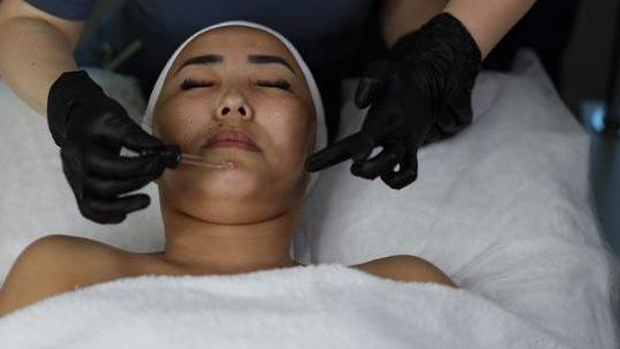 Главная картинка новости: Губки бантиком, бровки домиком: за чем челнинки идут к косметологам