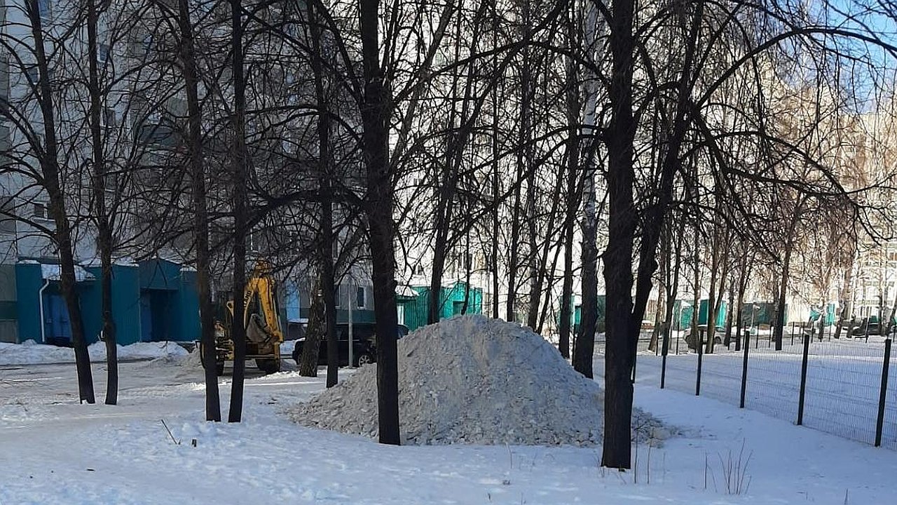 Главная картинка новости: «Почему снег не вывозят со дворов?»