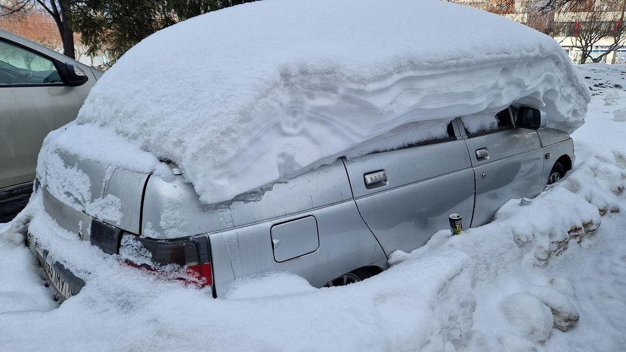 Главная картинка новости: И зацвел подснежник: чем грозит зимовка автомобиля в сугробе